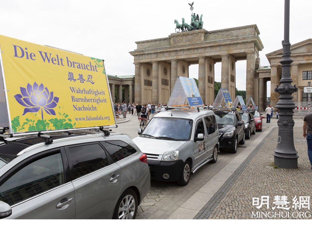 Image for article เบอร์ลิน เยอรมนี : ขบวนพาเหรดฝ่าหลุนกงในกรุงเบอร์ลินได้รับการสนับสนุนจากทุกสาขาอาชีพและทุกชนชั้นในสังคม