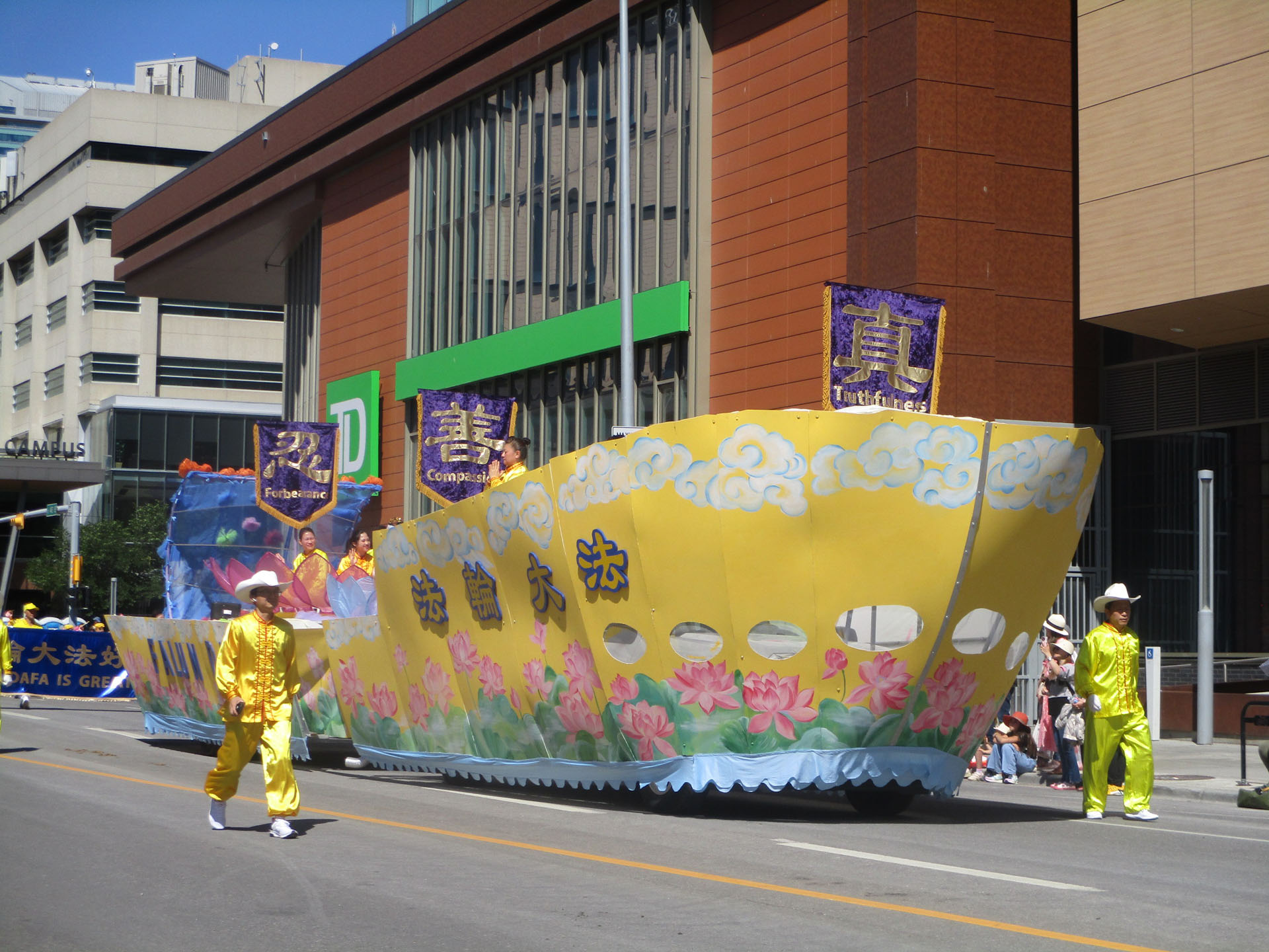 Image for article แคนาดา : ผู้ฝึกในขบวนพาเหรด Calgary Stampede สร้างความประทับใจให้กับผู้ชม