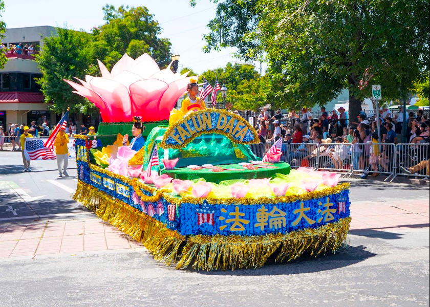 Image for article Calgary แคนาดา : ผู้ฝึกฝ่าหลุนต้าฝ่าเข้าร่วมขบวนพาเหรด Stampede