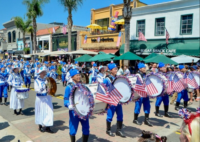 Image for article Huntington Beach แคลิฟอร์เนีย : วงโยธวาทิตเทียนกั๋วคว้ารางวัล John Philip Sousa Award ในขบวนพาเหรดวันที่ 4 กรกฎาคม