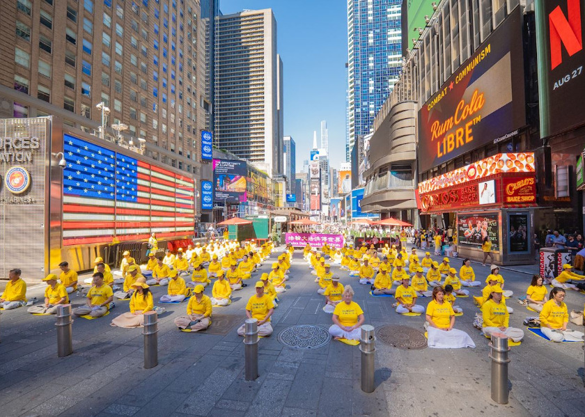 Image for article นิวยอร์ก : การฝึกฝ่าหลุนต้าฝ่าที่สงบเงียบที่ Times Square สร้างความประทับใจให้กับผู้ชม