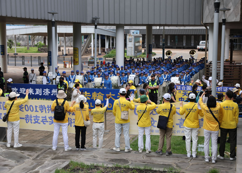Image for article เกาะเชจู เกาหลีใต้ : อธิบายความจริงเกี่ยวกับฝ่าหลุนต้าฝ่าให้กับนักท่องเที่ยวชาวจีน