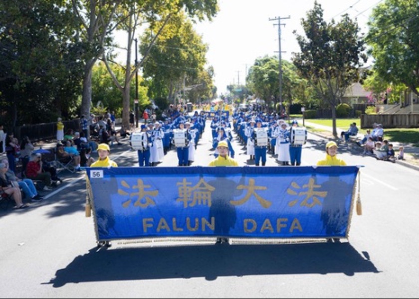 Image for article แคลิฟอร์เนีย สหรัฐอเมริกา : ผู้ฝึกฝ่าหลุนต้าฝ่าเข้าร่วมขบวนพาเหรด Santa Clara Parade of Champions
