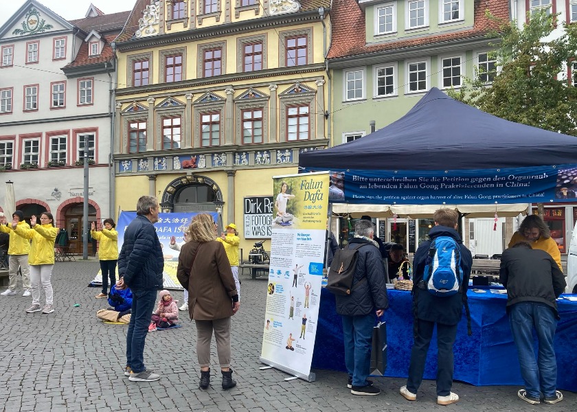 Image for article Erfurt เยอรมนี : ผู้คนเรียนรู้เกี่ยวกับฝ่าหลุนต้าฝ่าและเรียกร้องให้มีการปกป้องเสรีภาพในการเชื่อ