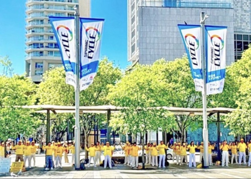 Image for article ออสเตรเลีย : ผู้คนชื่นชมฝ่าหลุนต้าฝ่าและให้กําลังใจผู้ฝึกระหว่างกิจกรรมที่ซิดนีย์