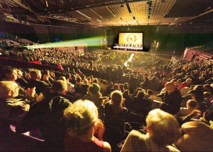 Image for article ผู้ชมการแสดงในยุโรปและสหรัฐอเมริกาเพลิดเพลินกับเสินยวิ่นในช่วงเทศกาลวันหยุด : 