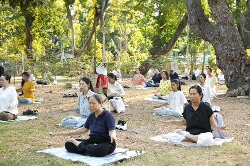 Image for article ประเทศไทย : ผู้ฝึกเฉลิมฉลองวันฝ่าหลุนต้าฝ่าโลก