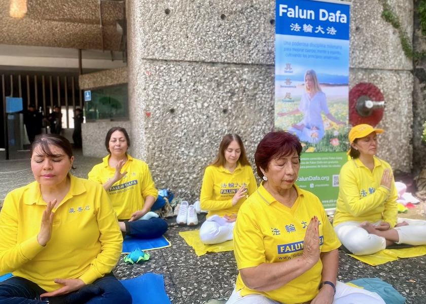 Image for article เม็กซิโก : ผู้ฝึกจัดกิจกรรมครบรอบ 27 ปีของการต่อต้านการประทุษร้ายในประเทศจีนอย่างสันติ