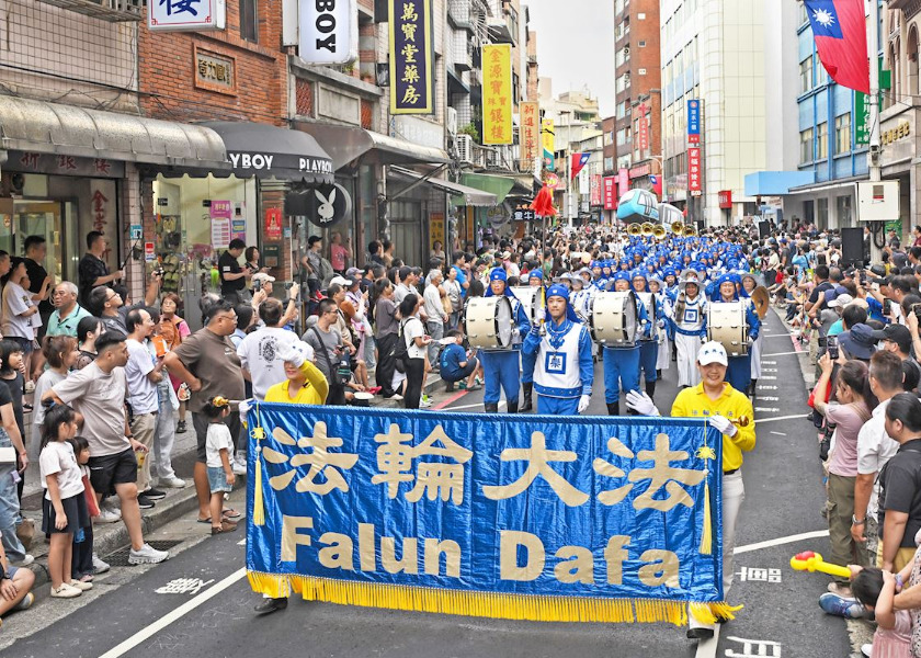 Image for article ไต้หวัน : กลุ่มฝ่าหลุนต้าฝ่าร่วมแสดงในขบวนพาเหรดเทศกาลศิลปะ Tamsui